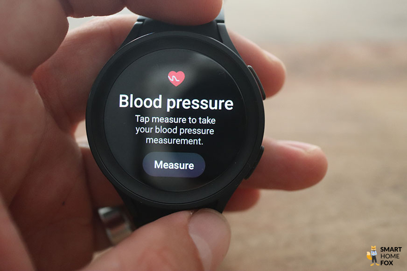 Man sieht die Blutdruckmessung auf der Galaxy Watch 5.